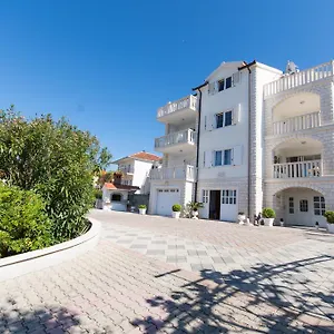 https://villa-snjezana.hotels-in-trogir.com